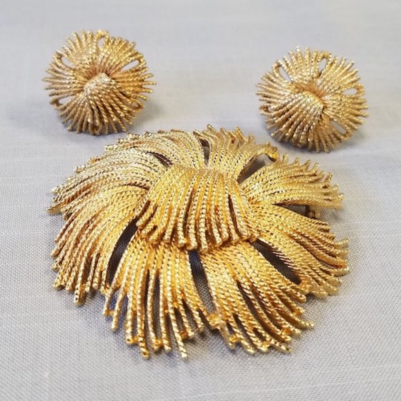 Vintage Monet "Cordelia" Demi Parure set Pin and Clip on Earrings - Picture 2 of 14